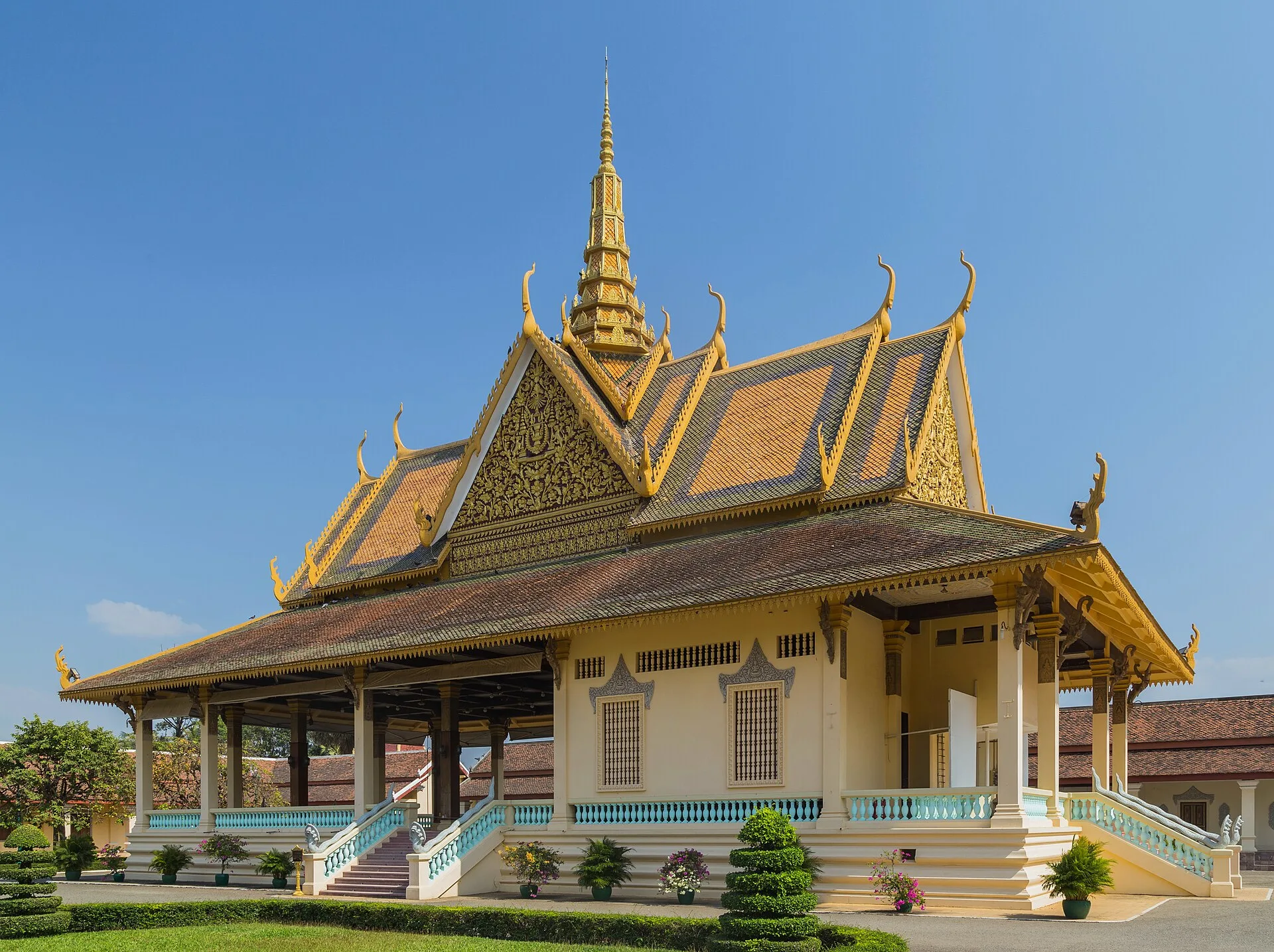 Jours 8-9 : Phnom Penh, la capitale contrastée