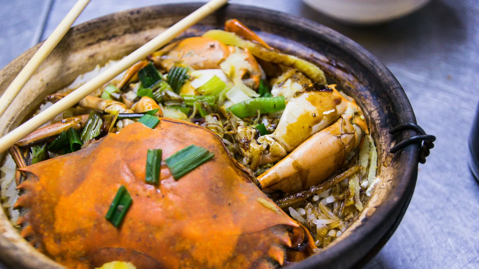Crabe sauté au poivre vert de Kampot servi sur le front de mer du marché aux crabes de Kep