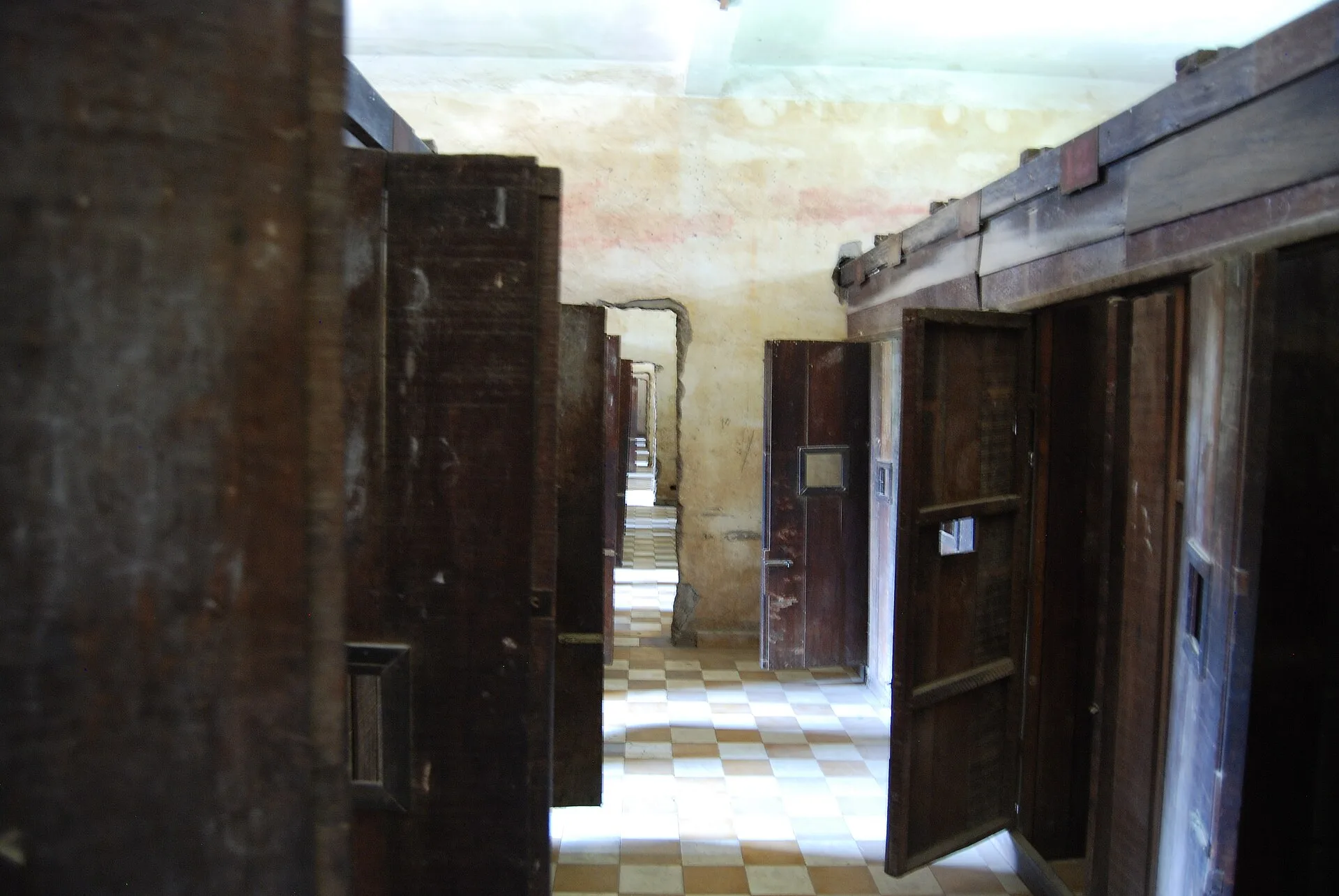 3. 💔 Le Musée du Génocide Tuol Sleng (S-21)